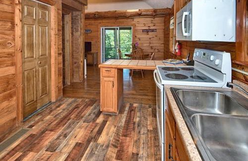Rockbridge Casa | Rustic Cabin with Jacuzzi Surrounded by Nature in Ohio
