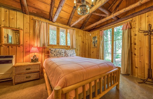 Idyllwild Cabaña | Rústica, cálida cabaña w / cubierta al aire libre, arbolado vistas - cerca de la ciudad!