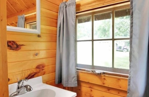 Bloomington Cabina | Rustic Cabin with Pool Access