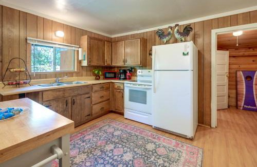 Pinehurst Casa | Rustic Cabin with Patio 8 Mi to Kings Canyon Park