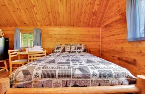 Bloomington Casa | Rustic Cabin with Pool Access