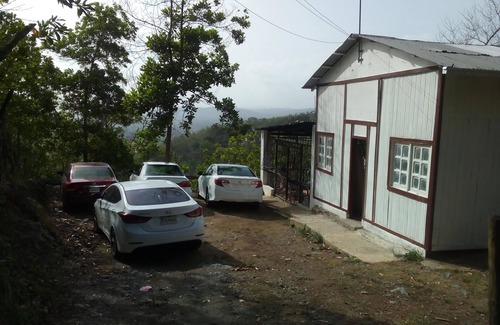 La Vega Province Casa | Cabaña rústica con dos amplias habitaciones, en el bosque, ideal para grupos.