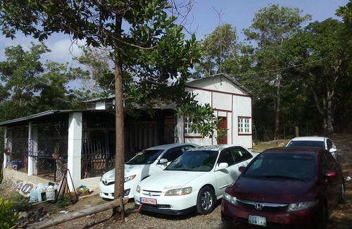 La Vega Province Casa | Cabaña rústica con dos amplias habitaciones, en el bosque, ideal para grupos.