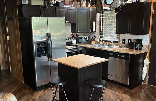 Gainesville Cabina | Rustic Cedar Cabin On Lake Lanier with Private Dock