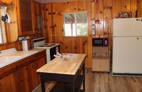 Oakhurst Cabina | Rustic Chapparal Cabin at Bass Lake Heights