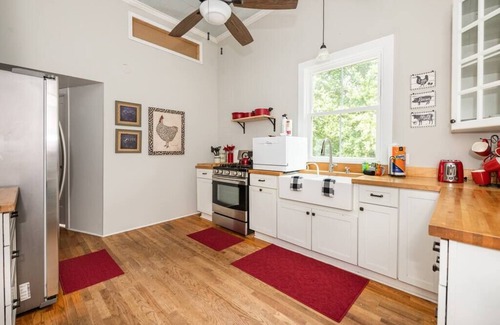 Wrightsboro Casa | Rustic Charm: Captivating 1920s Farmhouse