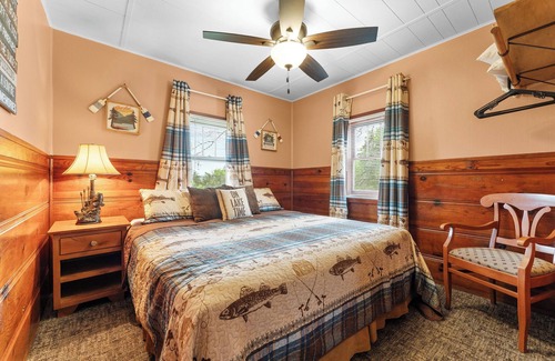 Boone County Cabina | Rustic charm/Cozy comfort-1-bedroom cabin/Ozark view nestled by Bull Shoals Lake