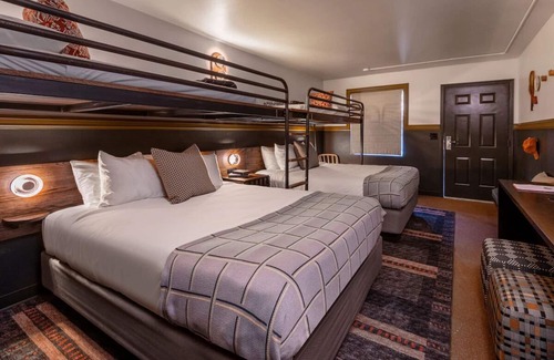 Branson Hotel | Rustic Charm in a Cozy Escape Near Historical Railway and Scenic Views l 2 Rooms