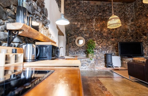 Riudarenes Apartamento | Rustic Charm in Riudarenes