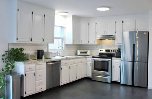 Waterbury Cabina | Rustic Charm Meets Modern Comfort 3-Bedroom Raised-Ranch Cottage in Wooded Area