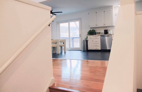 Waterbury Cabina | Rustic Charm Meets Modern Comfort 3-Bedroom Raised-Ranch Cottage in Wooded Area