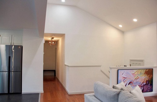 Waterbury Cabina | Rustic Charm Meets Modern Comfort 3-Bedroom Raised-Ranch Cottage in Wooded Area