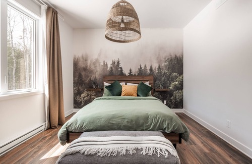 Saint-Calixte Chalet De Esquí | Rustic Chic 2BR Retreat with Hot Tub in the heart of Lanaudière