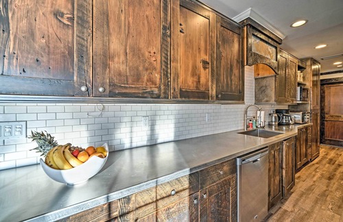 Manhattan Apartamento | ¡NUEVO! Mindful Manhattan Apartment: ¡20 millas a MSU!