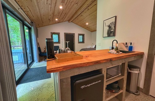 Madison Cabina | Rustic-Chic Woodside Cabin w/Hot Tub & Private Deck on 450-Acre Ohio Retreat