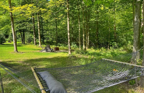 Madison Cabina | Rustic-Chic Woodside Cabin w/Hot Tub & Private Deck on 450-Acre Ohio Retreat