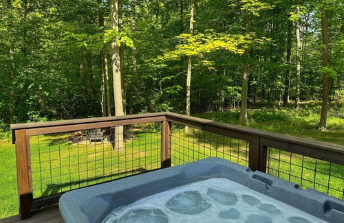 Madison Cabina | Rustic-Chic Woodside Cabin w/Hot Tub & Private Deck on 450-Acre Ohio Retreat
