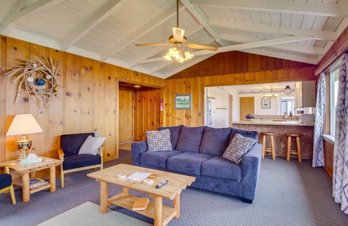 Smith River Cabaña | ¡NUEVO! Coastal Smith River Cottage w / vistas al mar!