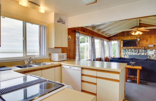Smith River Cabaña | ¡NUEVO! Coastal Smith River Cottage w / vistas al mar!