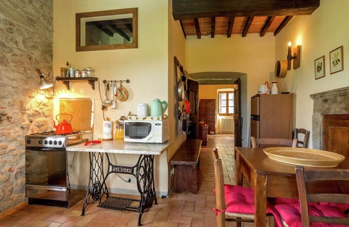 Monterchi Casa | Comodidad rústica con un toque moderno