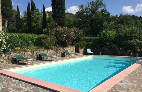 Monterchi Casa | Comodidad rústica con un toque moderno