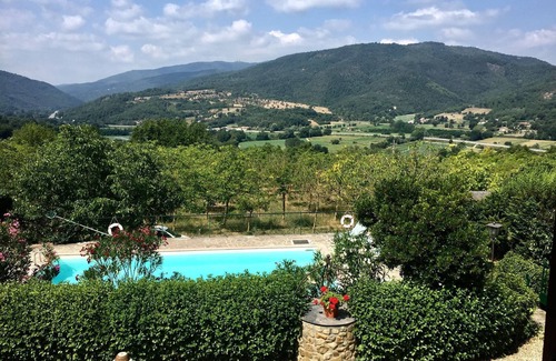 Monterchi Casa | Comodidad rústica con un toque moderno