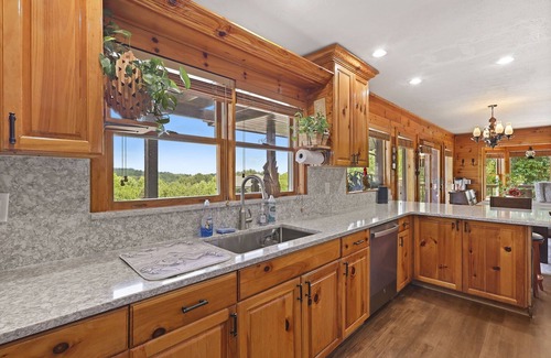 Piney Creek Cabina | Rustic Cosmic Cabin with Panoramic Mountain views!