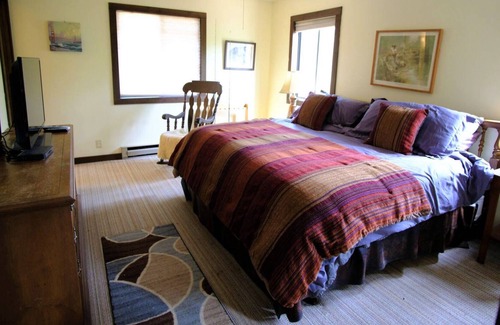 Hendersonville Cabina | Rustic country cabin on mountain top - king bed, hot tub