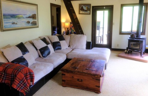 Hendersonville Cabina | Rustic country cabin on mountain top - king bed, hot tub
