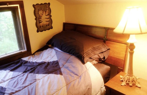 Hendersonville Cabina | Rustic country cabin on mountain top - king bed, hot tub