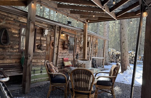 Bragg Creek Casa | Rustic Cozy Cabin with hot tub
