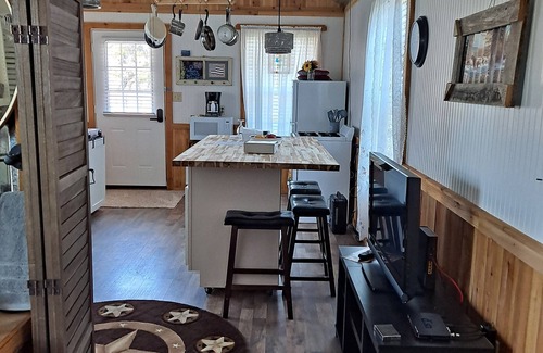 Gainesville Cabaña | Rustic cozy cottage. Country living at irs best. Travel down tree lined roads.