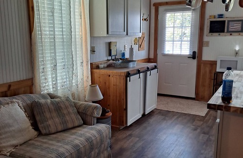 Gainesville Cabaña | Rustic cozy cottage. Country living at irs best. Travel down tree lined roads.