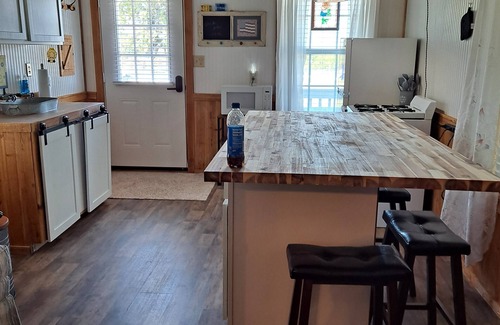 Gainesville Cabaña | Rustic cozy cottage. Country living at irs best. Travel down tree lined roads.