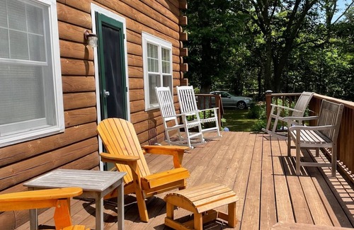 Katama Cabina | Rustic Cozy Log Cabin