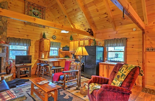 Dundee Cabaña | Rustic Dundee Log Cabin w/ Hot Tub & Forest Views!
