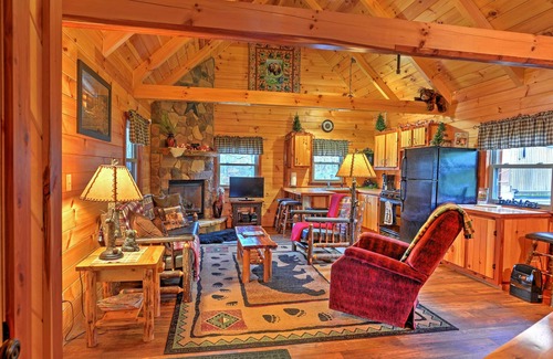 Dundee Cabaña | Rustic Dundee Log Cabin w/ Hot Tub & Forest Views!