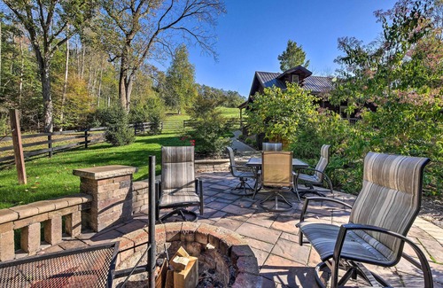 Dundee Cabaña | Rustic Dundee Log Cabin w/ Hot Tub & Forest Views!