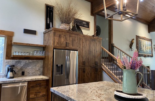 West Yellowstone Cabina | RUSTIC Elegance ELEVATED! Hot Tub and more! Only 10 Minutes from Yellowstone NP!