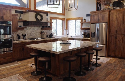 West Yellowstone Cabina | RUSTIC Elegance ELEVATED! Hot Tub and more! Only 10 Minutes from Yellowstone NP!