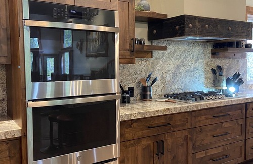 West Yellowstone Cabina | RUSTIC Elegance ELEVATED! Hot Tub and more! Only 10 Minutes from Yellowstone NP!