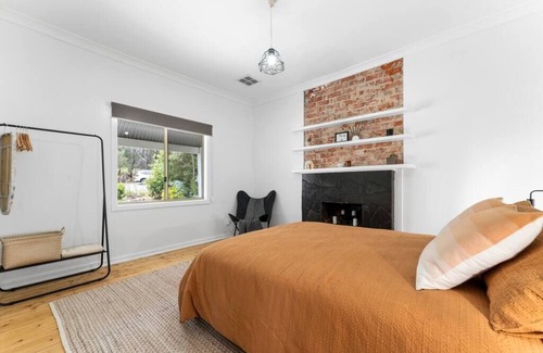 Clare Casa | Rustic Elegance: 3BR Cottage at Clare