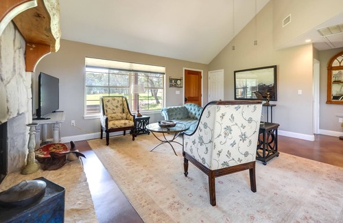 Paleface Homesteads Cabina | Rustic-Elegant Cabin: Deck, Near Lake Travis!