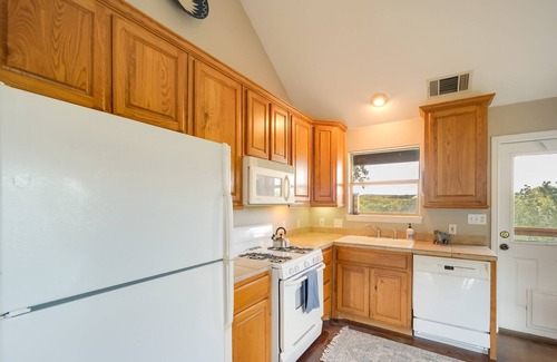 Paleface Homesteads Cabina | Rustic-Elegant Cabin: Deck, Near Lake Travis!