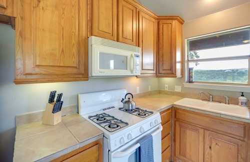 Paleface Homesteads Cabina | Rustic-Elegant Cabin: Deck, Near Lake Travis!