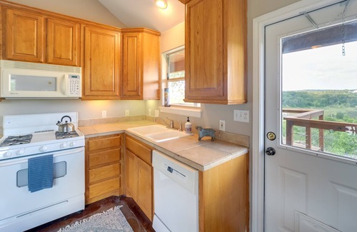 Paleface Homesteads Cabina | Rustic-Elegant Cabin: Deck, Near Lake Travis!