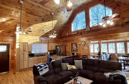Fair Play Cabina | Rustic Escape on Lake Hartwell - Pet Friendly, Kayaks and Paddleboards Provided!