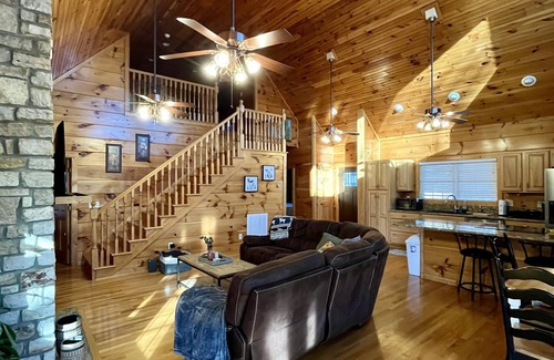 Fair Play Cabina | Rustic Escape on Lake Hartwell - Pet Friendly, Kayaks and Paddleboards Provided!