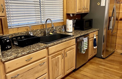 Fair Play Cabina | Rustic Escape on Lake Hartwell - Pet Friendly, Kayaks and Paddleboards Provided!