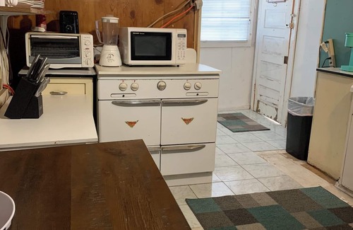 Shawanese Cabina | Rustic Family Cabin Kayaks Hot Tub Colleges 2-bedroom cabin Harveys Lake AC